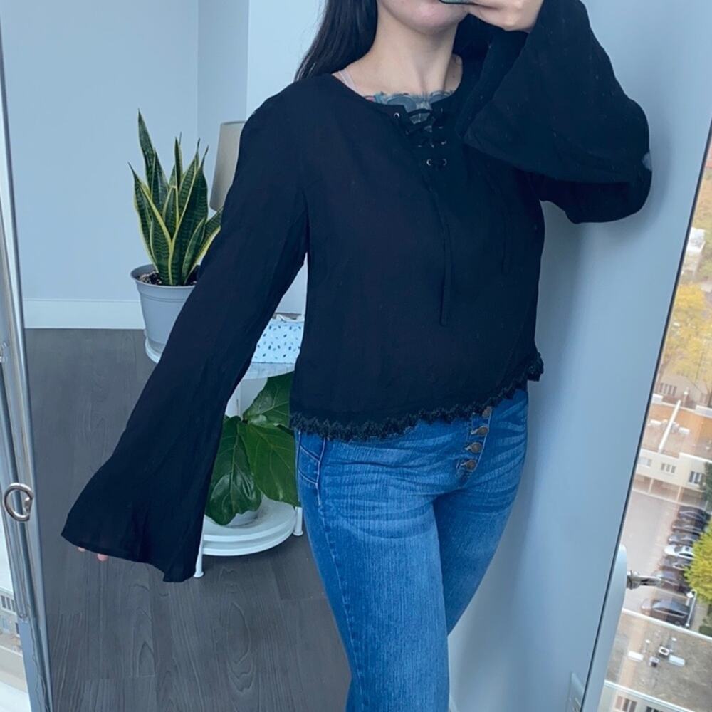 Mixology Gab & Kate Small Medium Black Bell-Sleeve Blouse